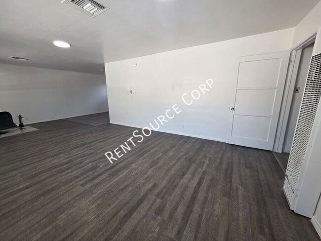 Building Photo - 671 Flora St