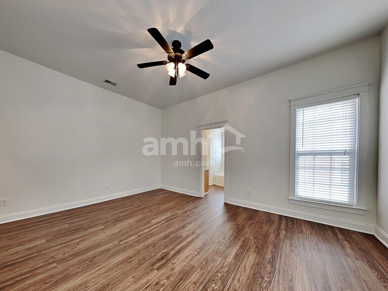 Building Photo - 206 Hydrangea St