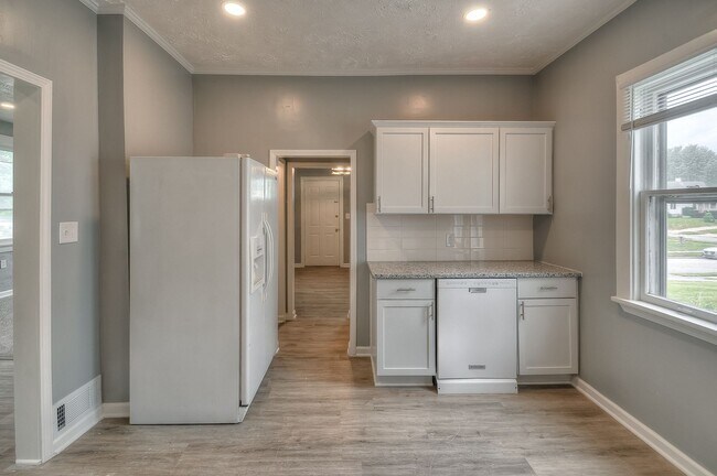 Building Photo - Beautifully updated 3-bedroom, 1-bath home that’s move-in ready.