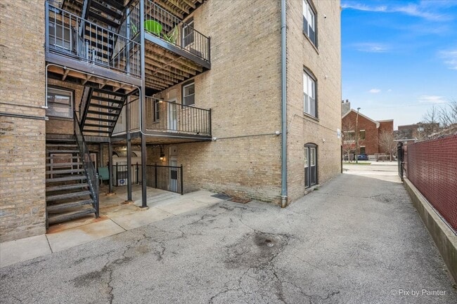 Building Photo - 6146 N Ravenswood Ave