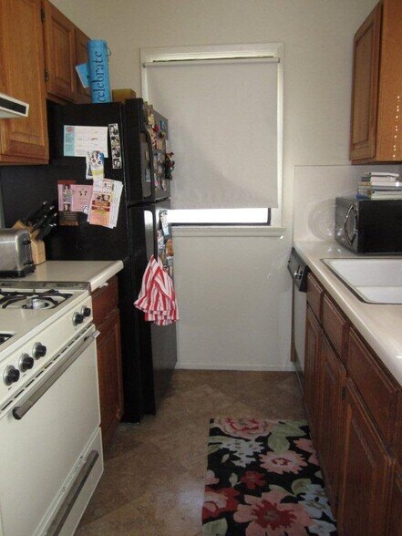 Building Photo - 3400 E 2nd St