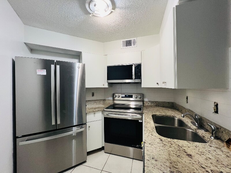 Building Photo - 3700 Southpointe Dr