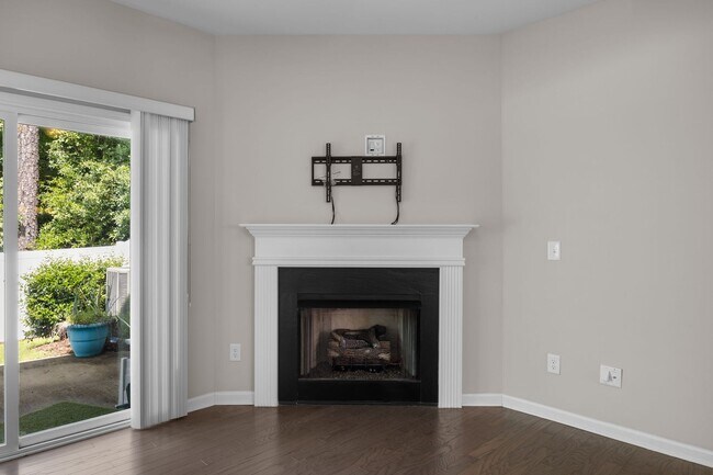 Building Photo - Gorgeous and Spacious 3 Bedroom Townhome, ...