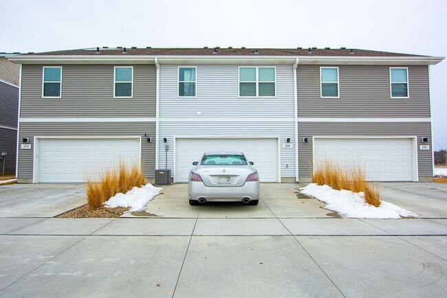 Building Photo - 2 Bedroom / 2.5 Bath Town Home Recently Built with Garage and Washer/Dryer!