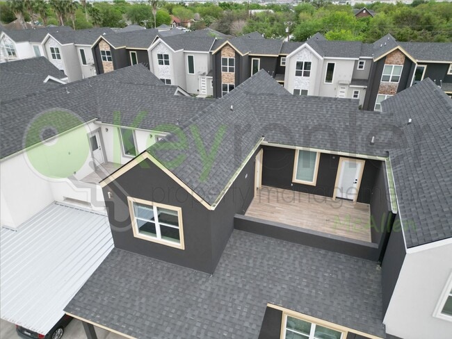 Building Photo - Stunning 3- bed/ 2.5 upgraded luxury townh...