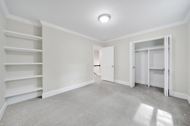 Building Photo - Beautiful Five Bed Three and Half Bath Hom...