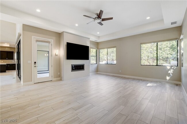Building Photo - 64 Grey Feather Dr