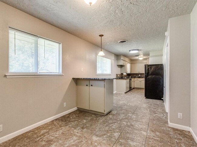 Building Photo - 208 Thompson Dr