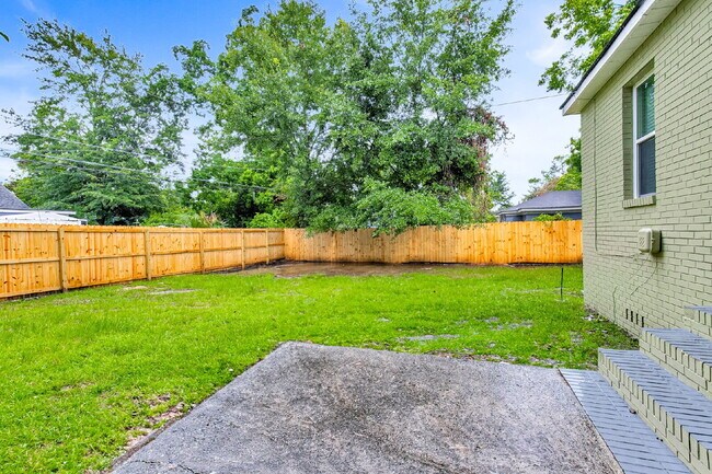 Building Photo - Cute all brick ranch on a large corner lot with fenced in yard and 1 car garage