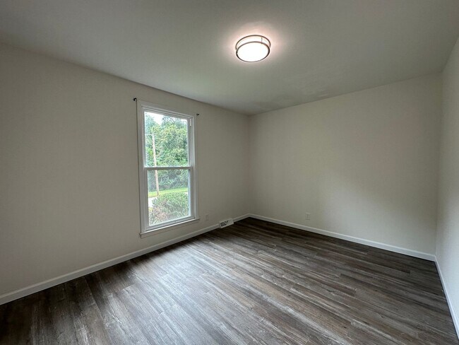Building Photo - Beautiful Pet Friendly 3 bedroom home for ...