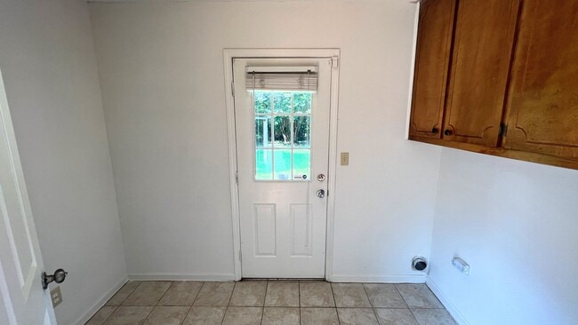 Building Photo - Lovely 3-Bedroom