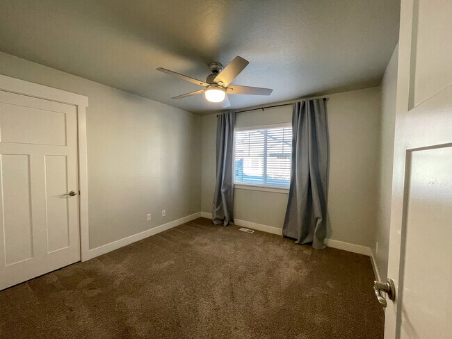 Building Photo - 865 S Aspen Wy