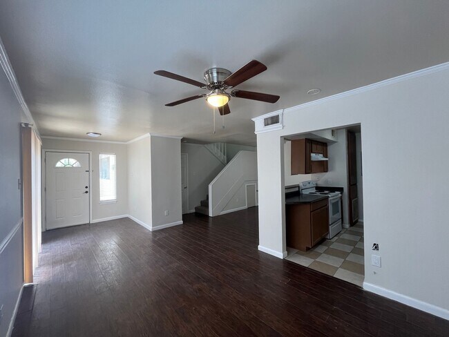 Building Photo - Two Story South Side Townhome