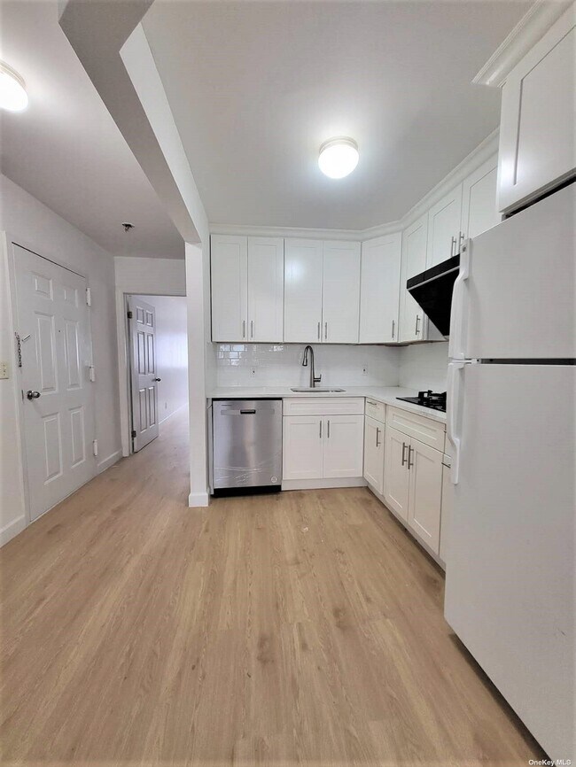 Primary Photo - 4375 161st St