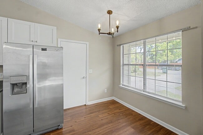 Building Photo - 1384 Forest Lake Dr