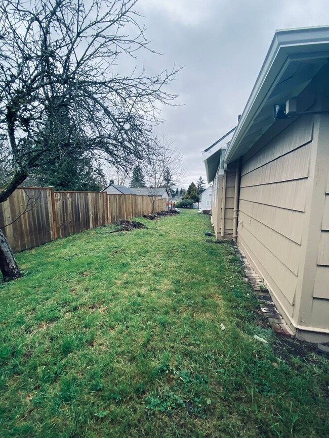 Building Photo - Updated 1910 Craftsman home in North Everett