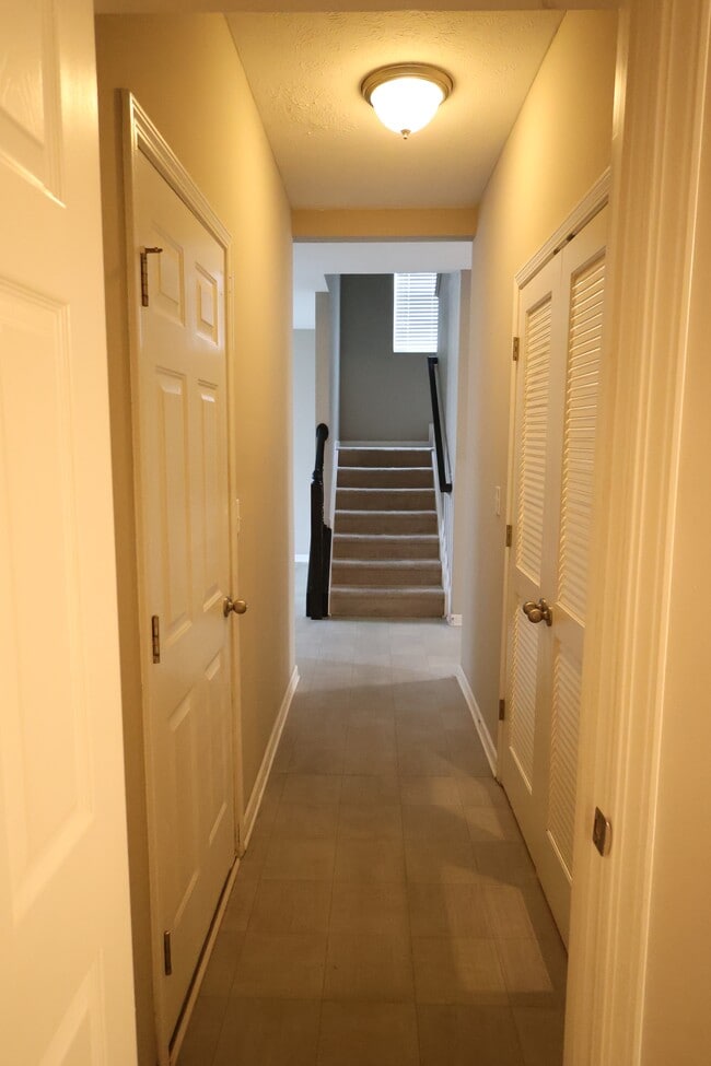 Building Photo - 1899 Lakecrest Dr