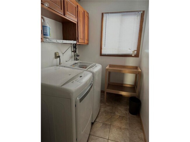 Building Photo - 1657 Helena Rd N