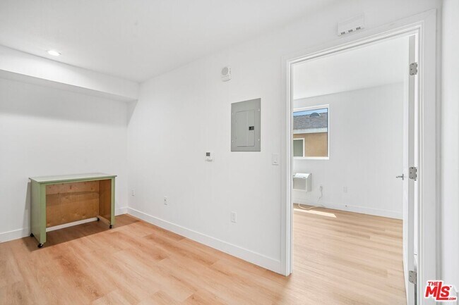 Building Photo - 3221 W 71st St