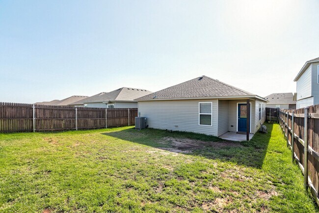 Building Photo - 3 bed 2 bath 2 car garage only two years o...