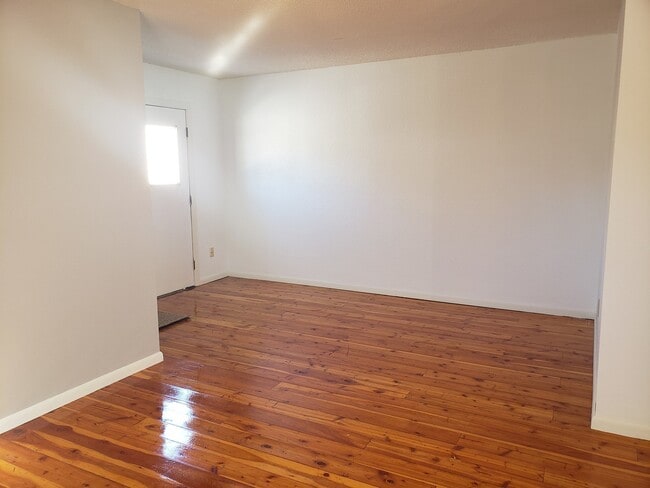 Building Photo - Large 5 Bedroom Home!