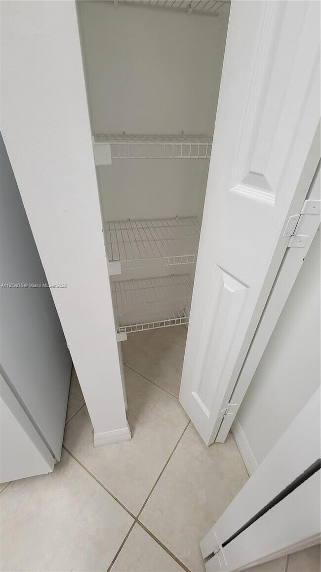 Building Photo - 5010 S Harbor Isles Dr