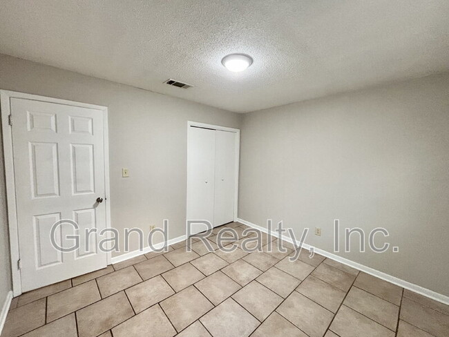 Building Photo - 5387 E Avenida De Golf