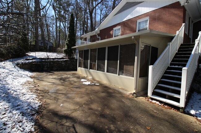 Building Photo - South AVL - Spacious 1/1 Apt with Sunroom!