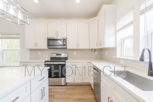 Building Photo - 2617 Dr Carver Rd