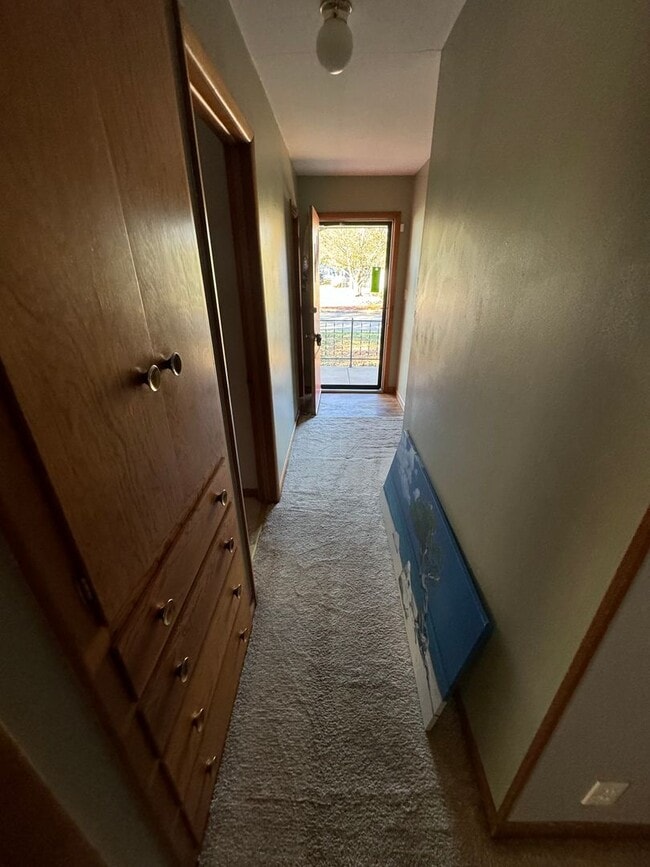 Building Photo - $1250 - 3 bed 2 bath - Single Family Home