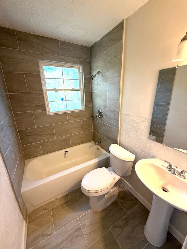 Building Photo - ** 2 bed 1 bath located in South Fairview ** Call 334-366-9198 to schedule a self tour