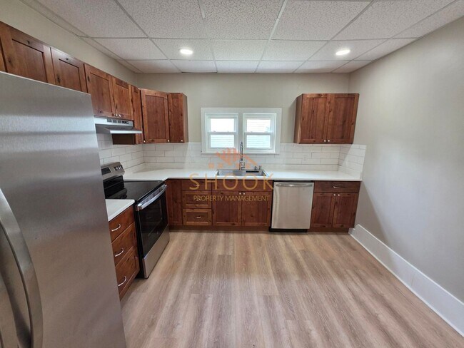 Building Photo - **MOVE-IN SPECIAL** Centrally Located and Remodeled 4BR Home