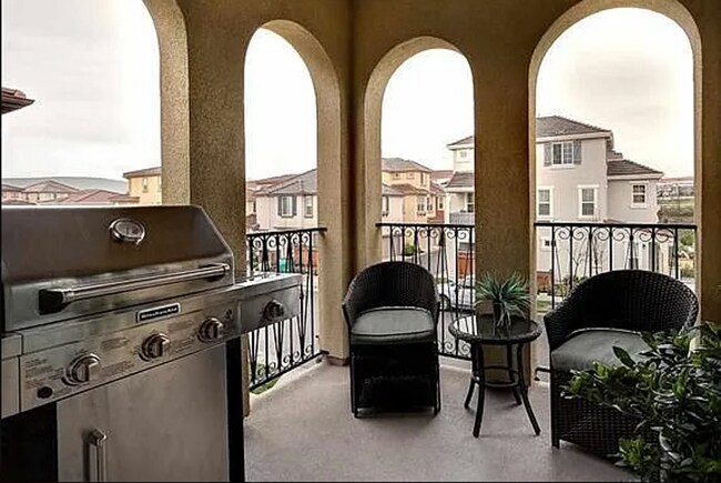 Building Photo - EPIC REA - Modern-Style 3 BR/3BA townhouse...