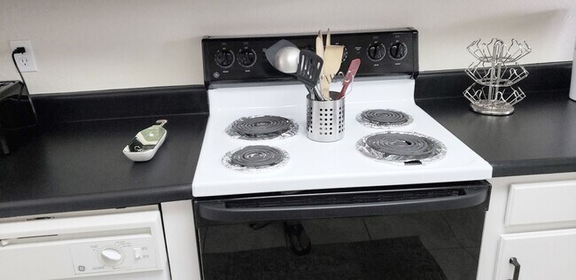 Building Photo - Beautiful  Furnished 1/1 condo x Rent  in Winter Park Next to Full Sail University !