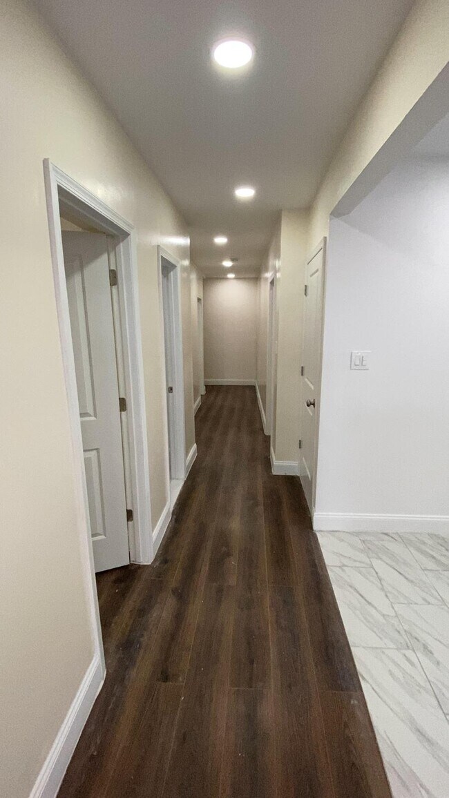 Building Photo - 242 W Bacon St