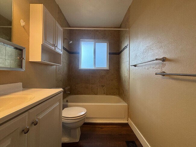 Building Photo - 5 Bed, 2 Bath Ranch-style w/ A/C! - Available Now! - MileStone Real Estate Services