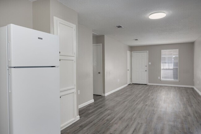 Building Photo - 2BR Units in Gonzales - Great Location