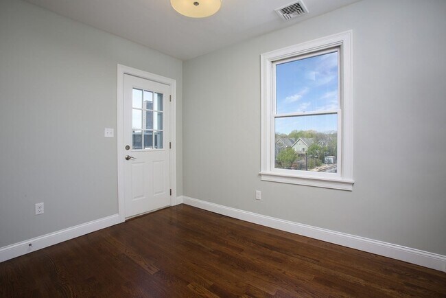 Building Photo - 660 Somerville Ave