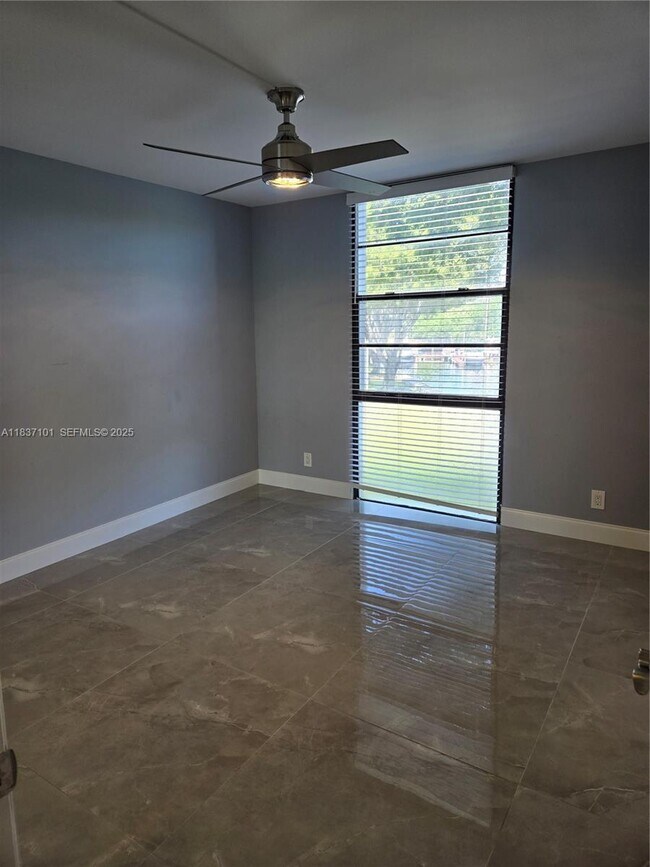 Building Photo - 3401 N Country Club Dr