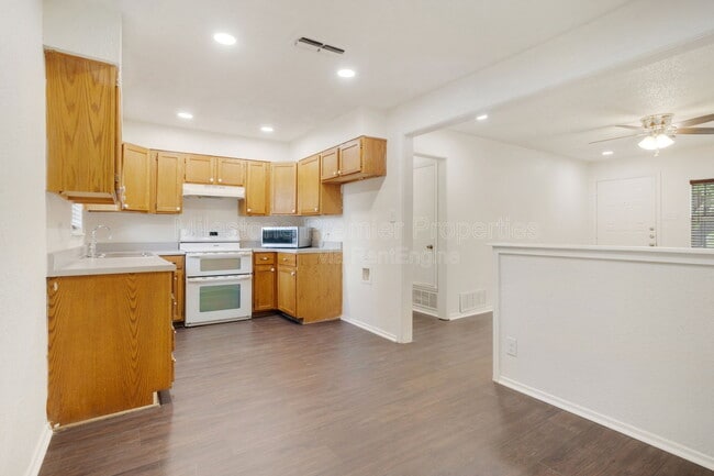 Building Photo - 1829 Ridgewood Rd