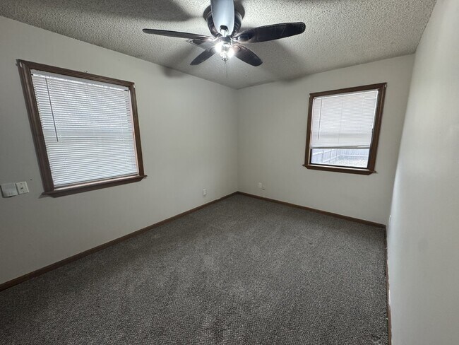 Building Photo - Enjoy the charm of this 2 bedroom, 1 bathroom house.