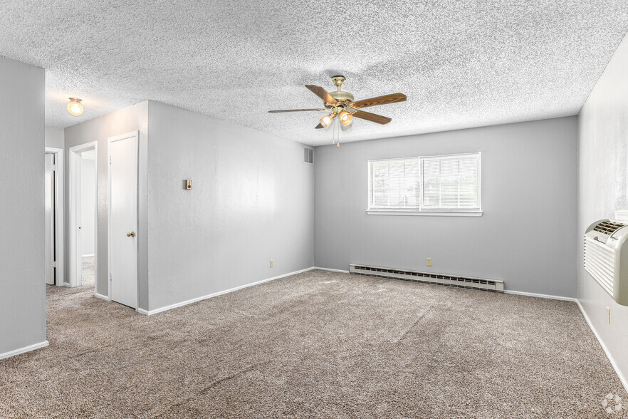 2BD, 1BA - 800SF - Living Room - Copperstone Point