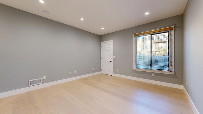 Building Photo - Remodeled 2 Bedroom | 1.5 Bathroom | Spaci...