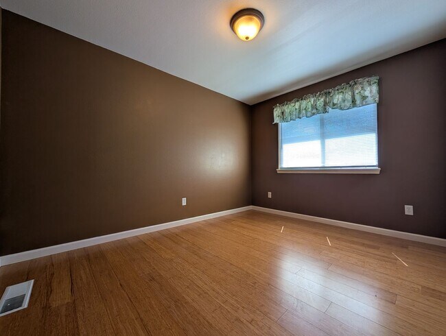Building Photo - Spacious 3-Bedroom, 2.5-Bath Townhouse Near Churchill In Eugene!