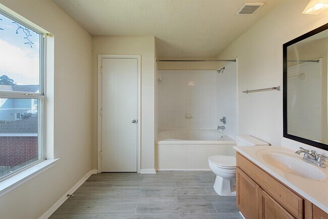 Building Photo - 8139 Sanders Glen Ln