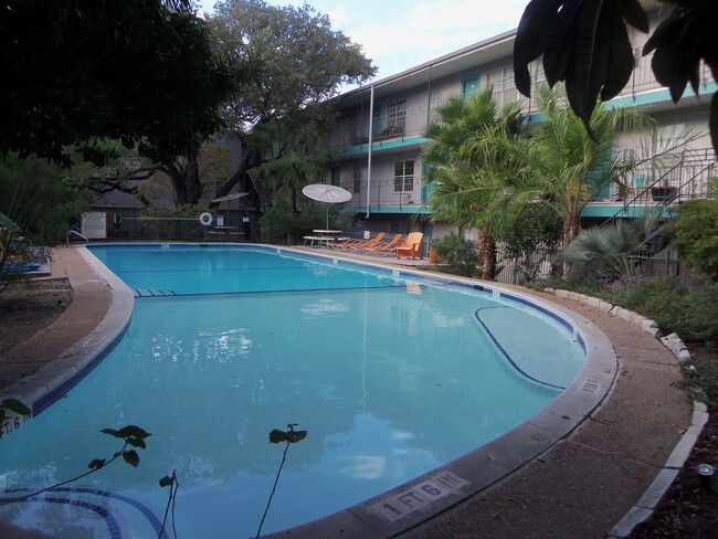 Building Photo - Courtyard Condo located between South 1st ...