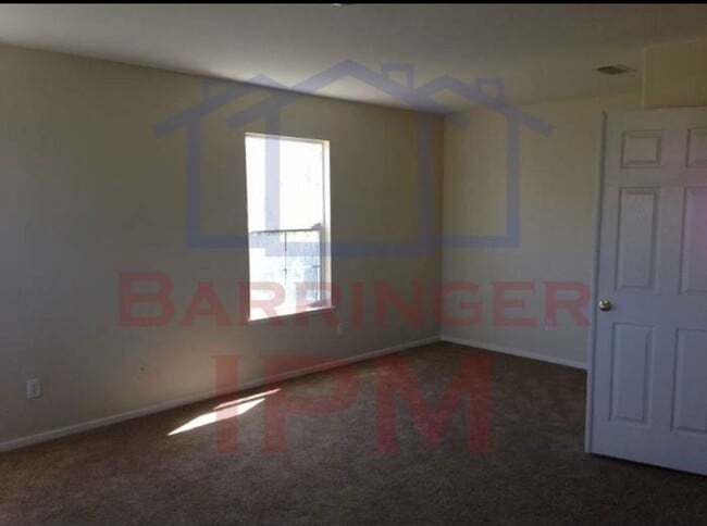 Building Photo - Close to freeway and shopping