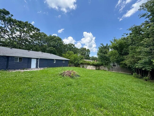 Building Photo - 3 Bed 2 Bath 2 Car Garage in Strafford MO