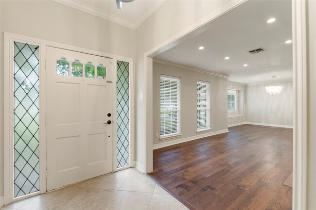 Building Photo - 402 Forest Lake Dr