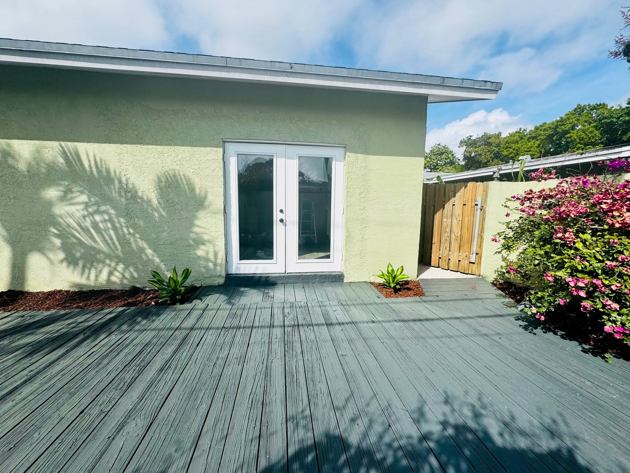 Building Photo - 1012 NE 17th Ct